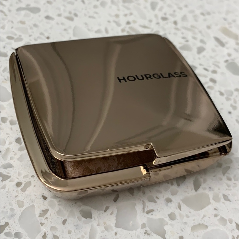Hourglass ambient luminous bronze light bronzer